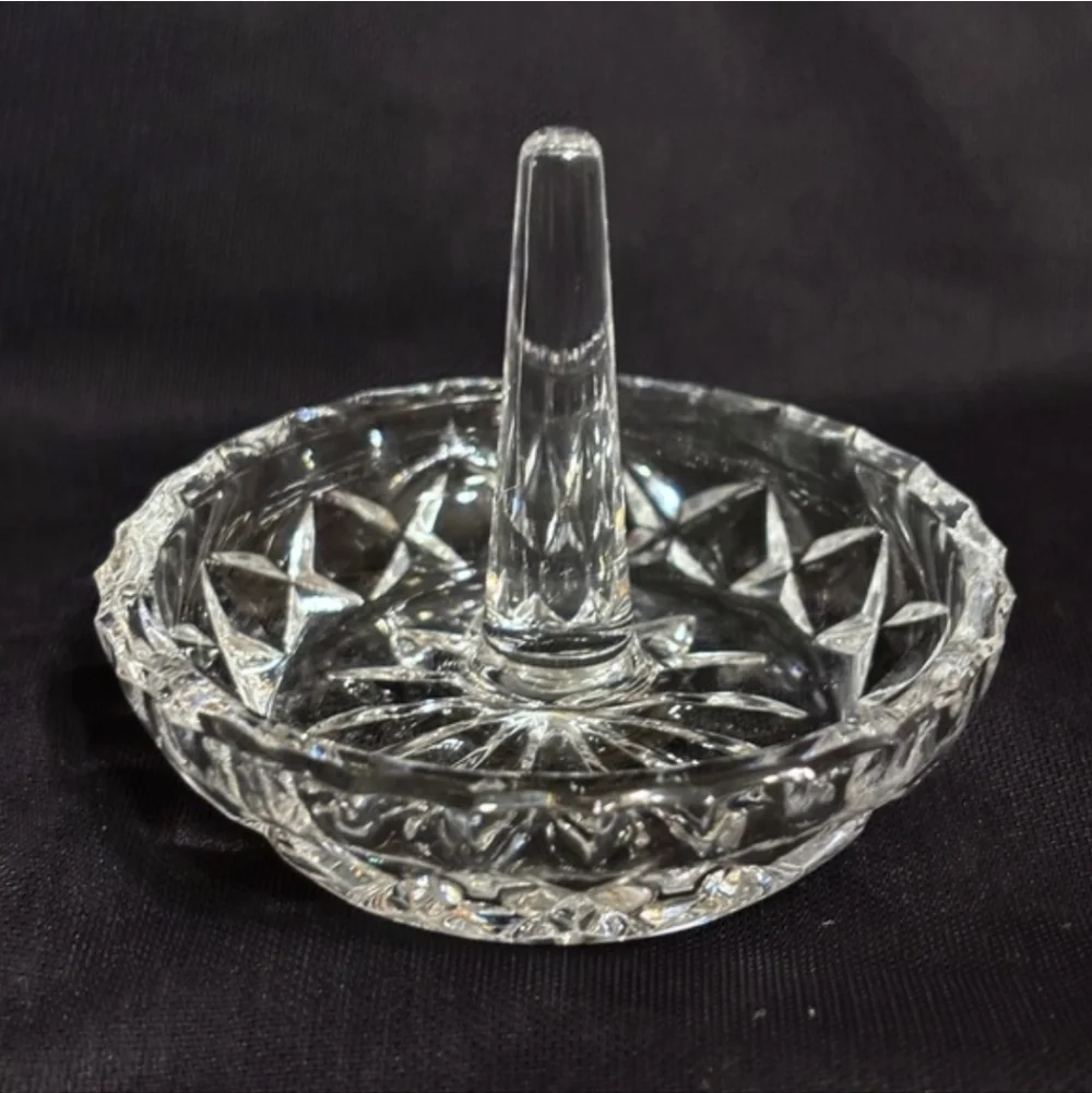 VINTAGE Crystal Cut Base Ringminder Ring HolderVINTAGE Cut base design